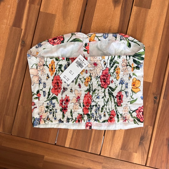 Beautiful top! NWT. 🌺 - Picture 2 of 4
